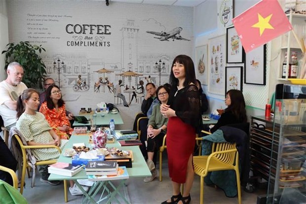 Vietnamese writer Kieu Bich Hau highly values the initiative "Vietnamese bookcases in Vietnamese restaurants abroad" (Photo: VNA)