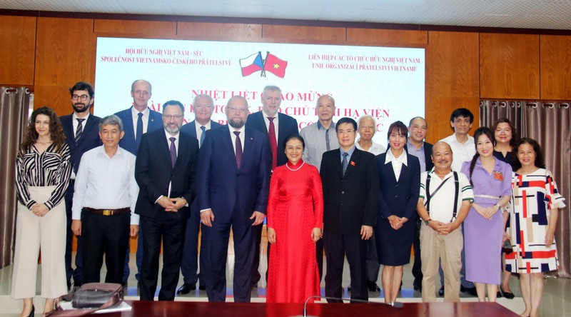 Participants take a group photo at the meeting. (Photo: VNA)
