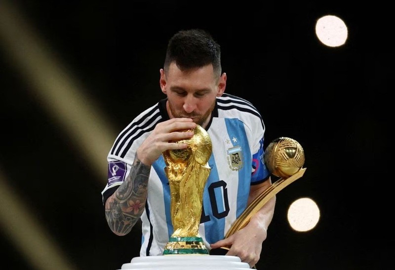 Argentina's Lionel Messi kisses the World Cup trophy after receiving the Golden Ball award as he celebrates after winning the World Cup - Soccer Football - FIFA World Cup Qatar 2022 - Final - Argentina v France - Lusail Stadium, Lusail, Qatar - December 18, 2022. (Photo: Reuters)