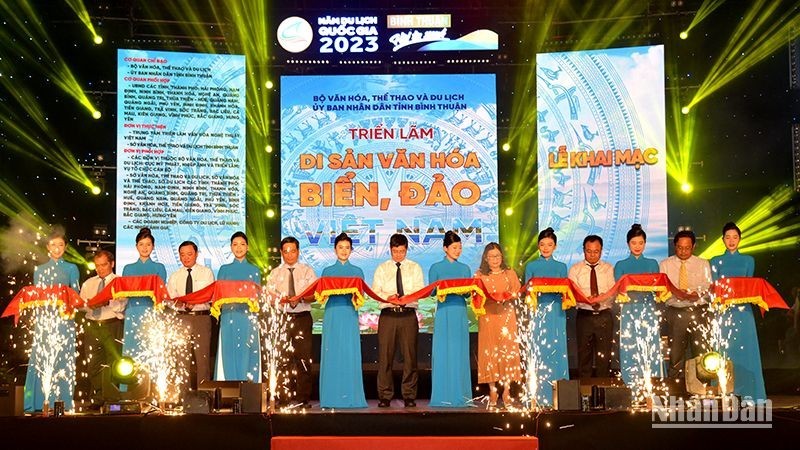 Representatives of Binh Thuan Province and the organising board cutting ribbon to open the exhibition (Photo: Dinh Chau)