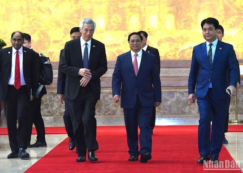 [In Pictures] Vietnamese and Singaporean PMs witness signing of cooperation documents