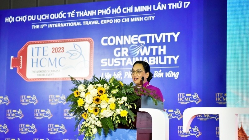 Nguyen Huyen Anh, Deputy Director in charge of Quang Ninh Department of Tourism, gives the opening speech of the programme. (Photo: Organising board)