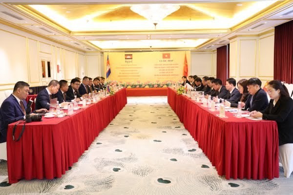 Representatives from the Ministry of Public Security’s Immigration Department and the Cambodian Home Affairs Ministry’s General Department of Immigration attend the meeting. (Photo: VNA)