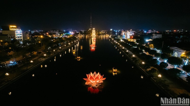 [In Pictures] Hoa Lu ancient town shimmers at night