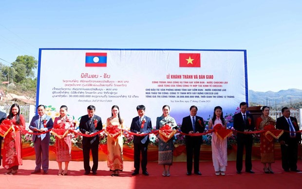 Delegates cut the ribbon to inaugurate the apartment building. (Photo: VNA)