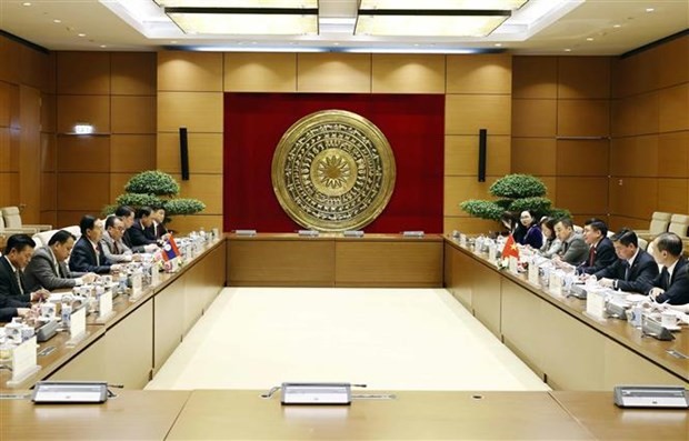 An overview of working session between General Secretary of the Vietnamese National Assembly and Chairman of the NA Office Bui Van Cuong and Vice President of the Lao legislature Chaleun Yiapaoher (Photo: VNA)