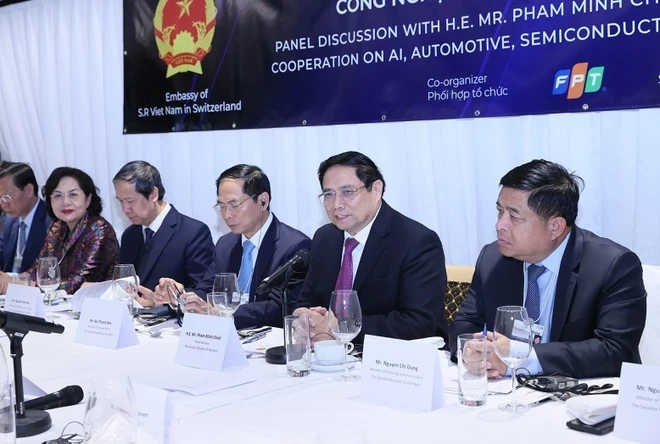 PM chairs dialogue with tech businesses in Switzerland