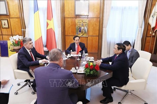 PM Pham Minh Chinh (right) meets with his Romanian counterpart Ion Marcel Ciolacu (left). (Photo: VNA) 