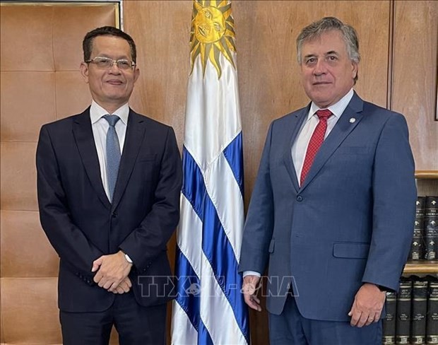 Vietnamese Ambassador to Uruguay Duong Quoc Thanh (L) and Uruguayan Minister of Foreign Affairs Omar Paganini. (Photo: VNA)