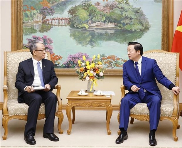 Deputy PM Tran Hong Ha (R) receives General Manager of PowerChina Wang Bin in Hanoi on February 27. (Photo: VNA)