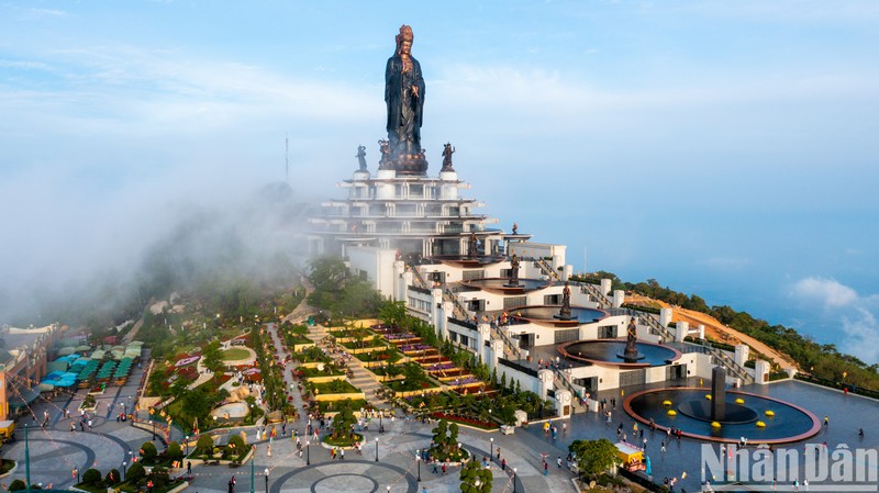 Ba Den Mountain is the most famous spiritual destination in the Southern region. This place is covered with white clouds all year round, a destination not to be missed in the journey to explore Tay Ninh.