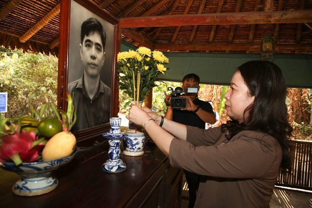 Acting President Vo Thi Anh Xuan visits late Party General Secretary Nguyen Van Linh's workplace relic at the former headquarters of the Central Office for South Vietnam. (Photo: VNA)