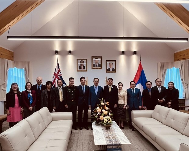 Vietnamese Ambassador Pham Hung Tam (seventh from right), Lao Ambassador Sinchai Manivanh (sixth from right) and other representatives of the two embassies in Australia at their meeting in Canberra on April 9 (Photo: VNA)