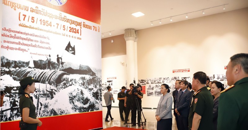 People at the exhibition. (Photo: VNA)