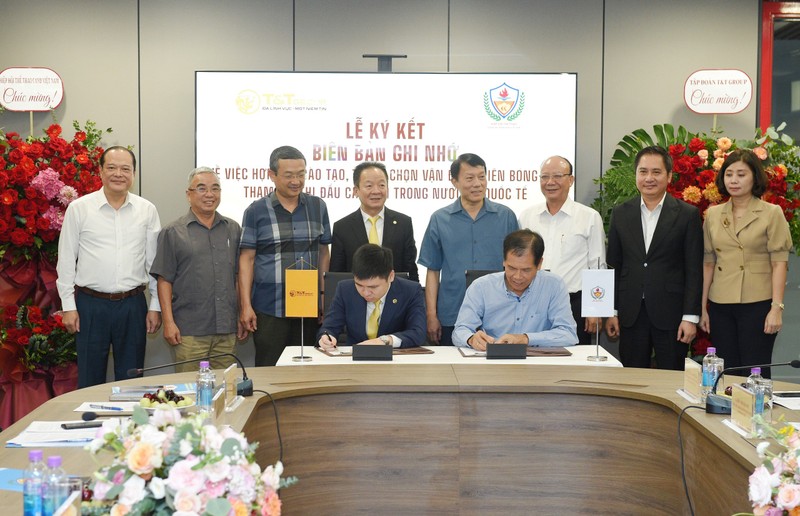 Do Vinh Quang, Vice Chairman of the Board of Directors of T&T Group, and Tran Duc Phan, Vice Chairman of Vietnamese Public Security Sports Association, signed a memorandum of understanding.