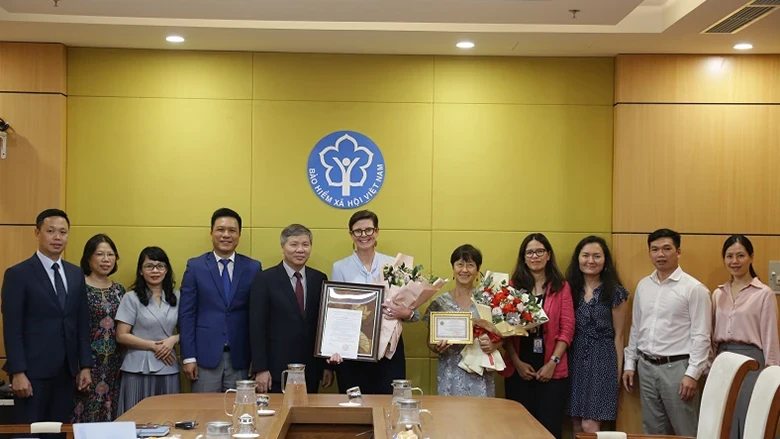 The VSS presents Medal "For the cause of Vietnam Social Security" to Dr Annie Chu and flowers to the mission of the WHO in Vietnam. (Photo: VSS)