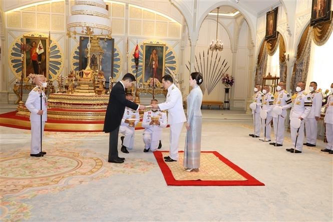 Vietnamese Ambassador to Thailand Pham Viet Hung presents his credential letter to Thai King Maha Vajiralongkorn Phra Vajiraklaochaoyuhua. (Photo: VNA broadcasts)