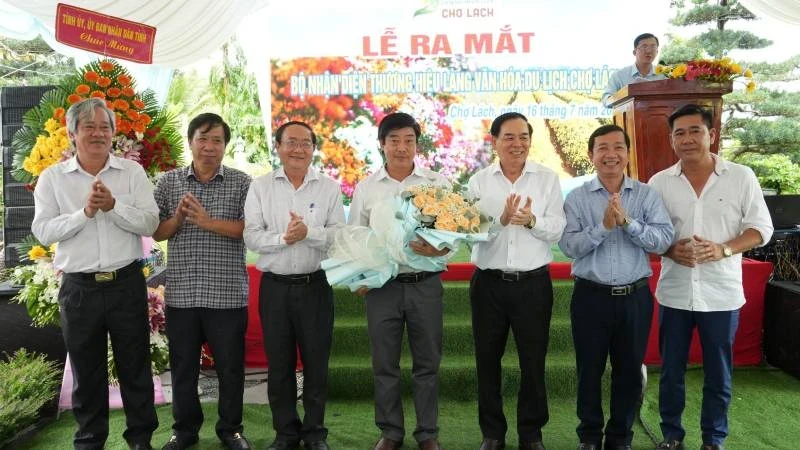 Leaders of Ben Tre Province present congratulatory flowers at the launching ceremony. (Photo: HOANG TRUNG)