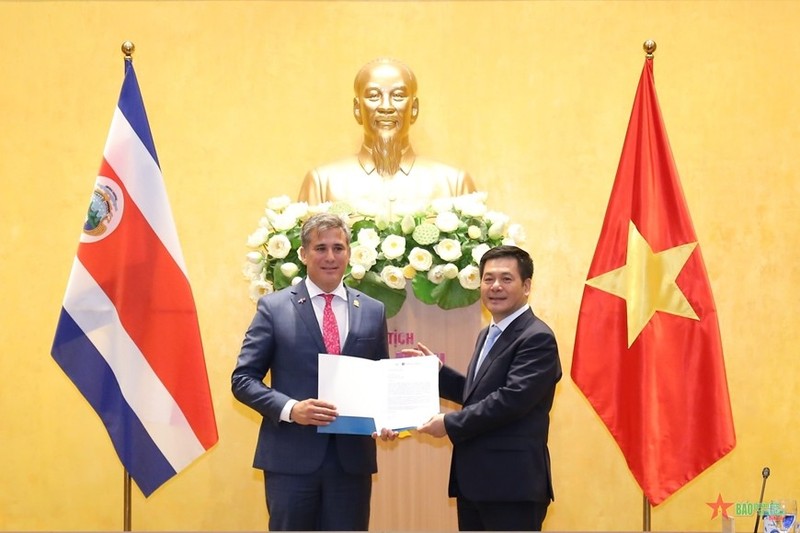 Costa Rican Minister of Foreign Trade Manuel Tovar hands over a diplomatic note to the Vietnamese Minister of Industry and Trade Nguyen Hong Dien affirming its recognition of Vietnam as a market economy. (Photo: vov.vn)