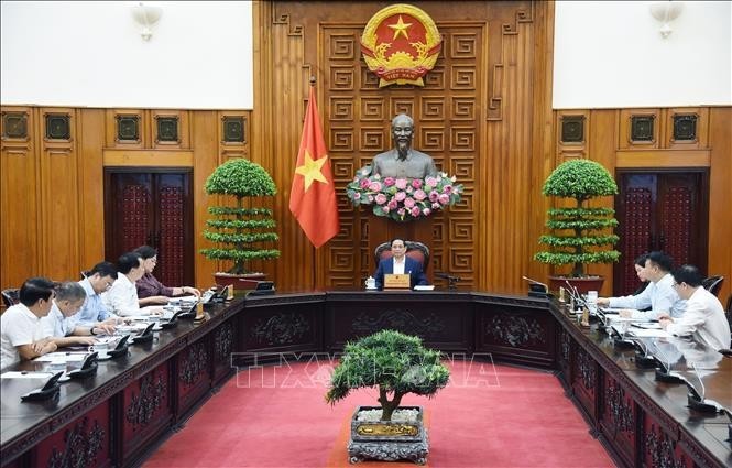 Prime Minister Pham Minh Chinh chairs a meeting on the monetary policy with leaders of the State Bank of Vietnam (SBV), the Ministry of Finance, the Ministry of Planning and Investment, and other ministries and agencies. (Photo: VNA)