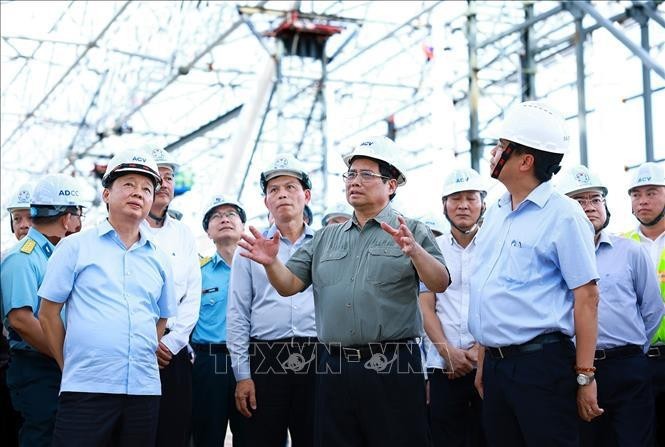 Prime Minister Pham Minh Chinh examines the construction of Terminal T3 of Tan Son Nhat International Airport in Ho Chi Minh City on August 10. (Photo: VNA)