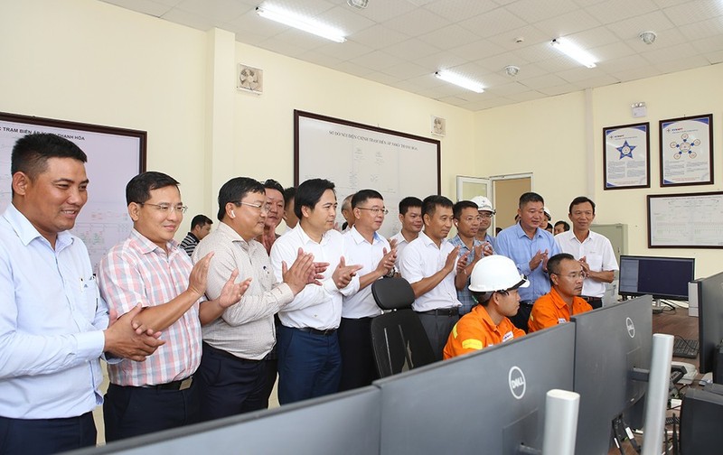 Representatives of EVNNPT and related units at the ceremony to send electricity to the Quynh Luu - Thanh Hoa 500kV Circuit-3 transmission line. (Photo: VGP)