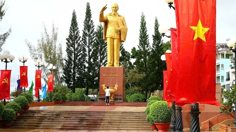 The national flags stand out around ​​Uncle Ho's monument at Ninh Kieu Wharf, Ninh Kieu District, Can Tho City.