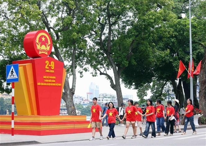 People enjoy the National Day holiday at Hoan Kiem Lake in Hanoi (Photo: VNA)