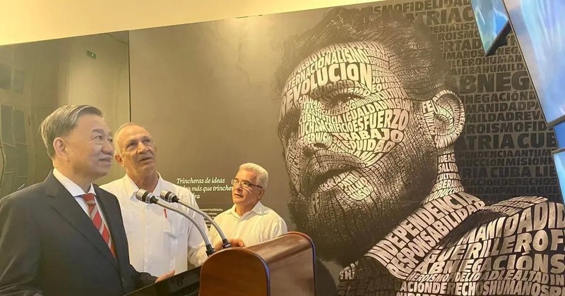 To Lam tours the Fidel Castro Centre in Havana as part his official visit to Cuba in his capacity as Minister of Public Security. (Photo: VNA)