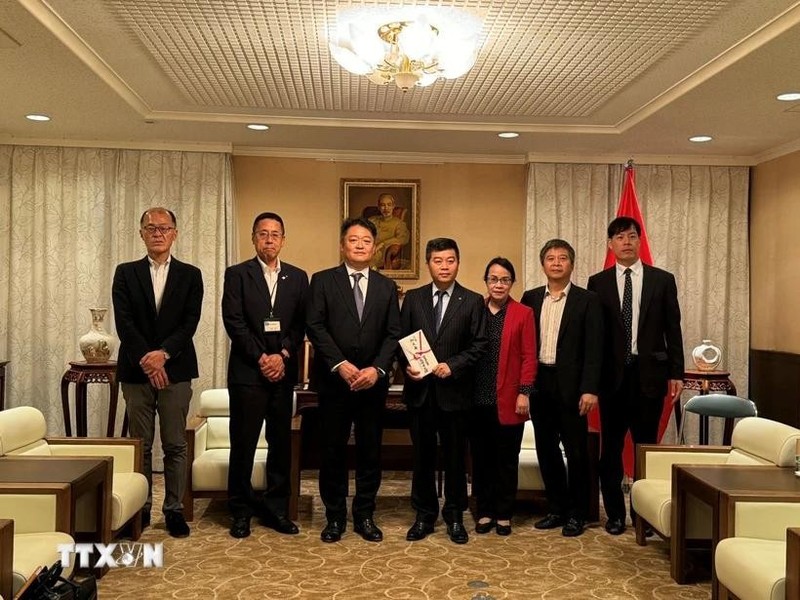 Representatives from Japan’s Yamanashi prefecture presents the token of 1 million JPY to the Vietnamese Embassy in Japan to support the country’s disaster relief efforts. (Photo: VNA)