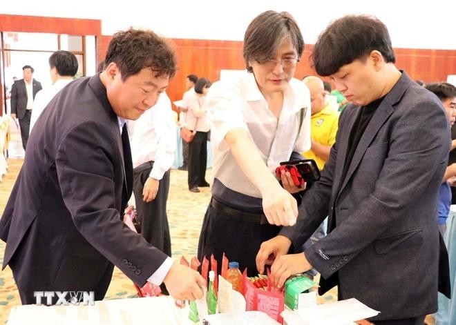 A RoK business introduces it products at the exhibition (Photo: VNA)