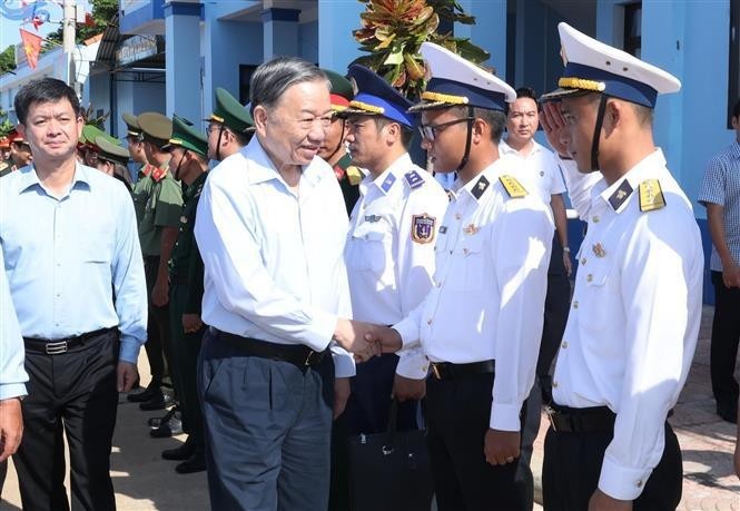 Party General Secretary and State President To Lam meets soldiers based in Con Co island district of Quang Tri (Photo: VNA)