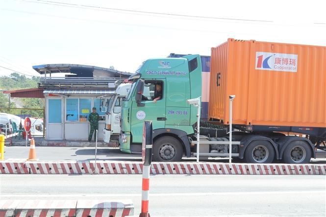 A vehicle awaiting export clearance at the Huu Nghị international border gate in Lang Son province. (Photo: VNA)