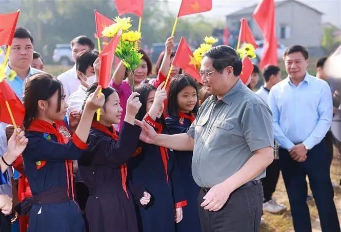 Prime Minister Pham Minh Chinh and locals in residential area No. 8 of Na Sam town in Lang Son's Van Lang district at the festival. (Photo: VNA)