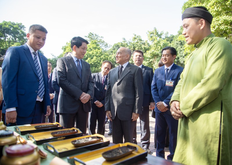 President Luong Cuong and Cambodian King Norodom Sihamoni listen to an introduction to Vietnam's precious teas.