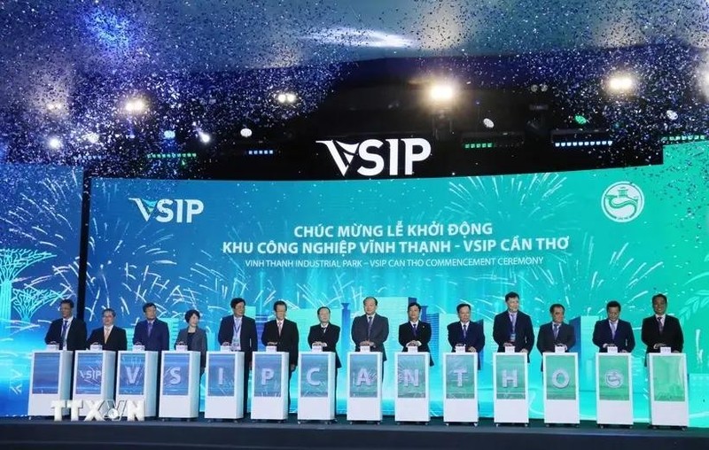 At a the ceremony to kick start construction of Vinh Thanh Industrial Park - the Vietnam - Singapore Industrial Park (VSIP) in Can Tho city . (Photo: VNA)