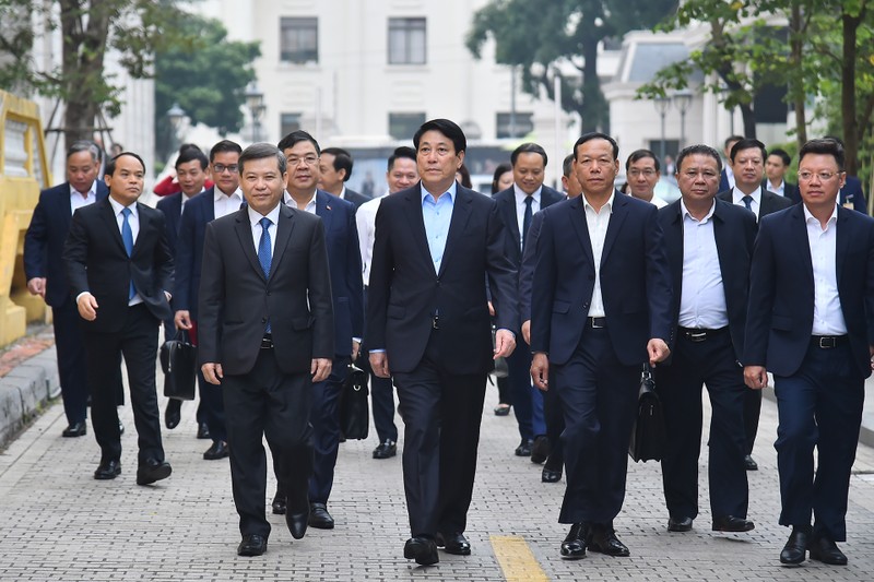 President Luong Cuong, Chief Justice of the Supreme People's Court Le Minh Tri and delegates at the Supreme People's Court Headquarters.