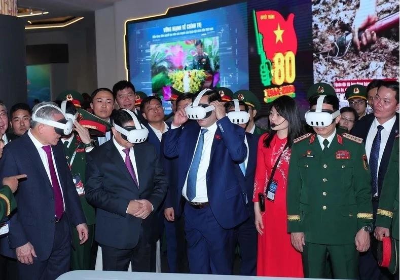 Prime Minister Pham Minh Chinh visits an exhibition area of ​​the Viettel Military Industry and Telecoms Group (Viettel). (Photo: VNA)