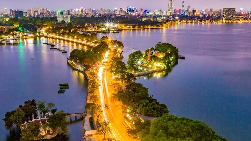 West Lake will be bright, sparkling, and brilliant on the night of January 18, 2025, when the Light Concert - Welcome New Year 2025 takes place. Photo: Duy Linh