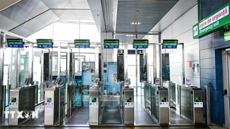 Photo: Automatic border control gates for passengers from non-Schengen countries are installed at Henri Coanda International Airport in Otopeni, Romania, on March 28, 2024. (Photo: AFP/VNA)