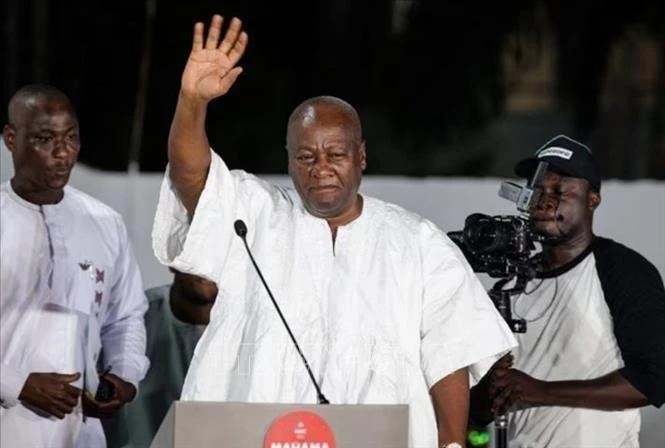 Ghanaian President John Dramani Mahama speaks to supporters after the election results are announced in Accra on December 9, 2024. (Photo: Reuters/VNA)