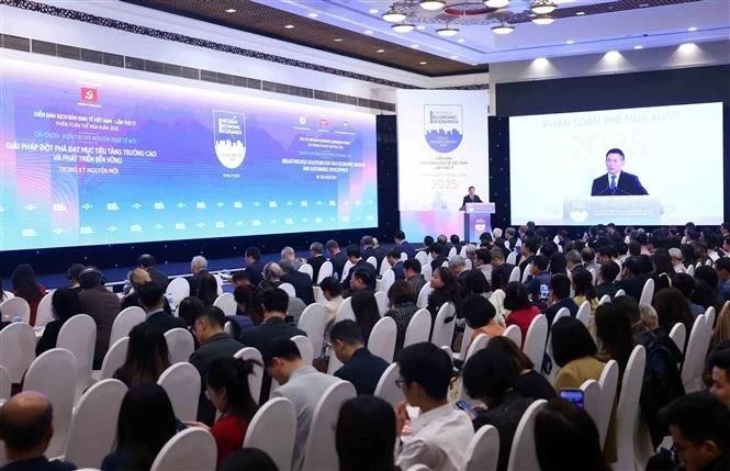 Deputy Prime Minister Ho Duc Phoc speaks at the 17th Vietnam Economic Scenario Forum’s spring 2025 plenary session in Hanoi on January 7. (Photo: VNA)