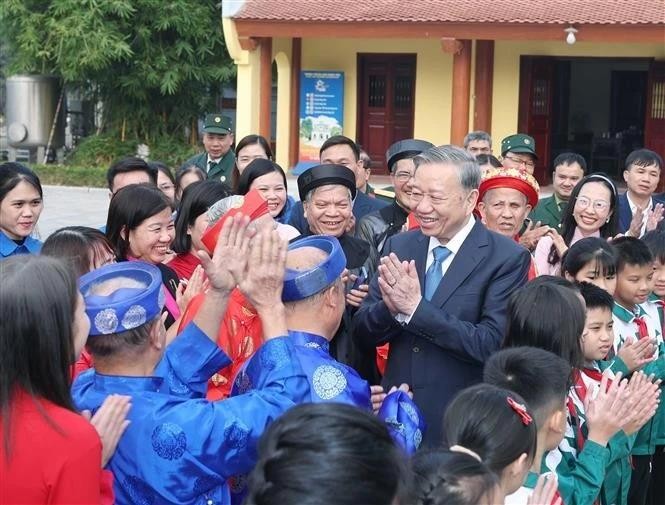 Party General Secretary To Lam meets with residents of Yen My district of Hung Yen province. (Photo: VNA)