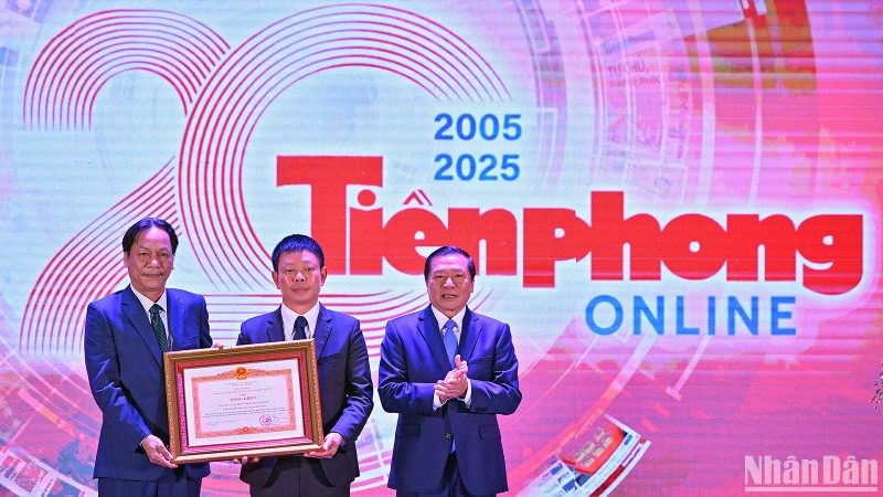 Lai Xuan Mon (right) presents the Prime Minister's Certificate of Merit to the representative of Tien Phong Newspaper's leadership at the ceremony.