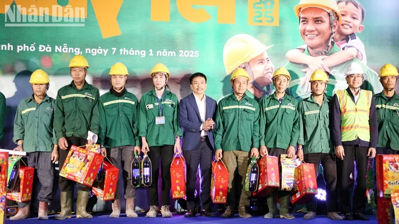 Tet gifts presented to workers at the Da Nang construction site.