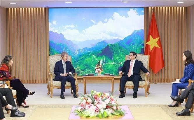 Prime Minister Pham Minh Chinh (R) and Founder and Chairman of Berggruen Holdings and Berggruen Institute Nicholas Berggruen at their meeting in Hanoi on January 7. (Photo: VNA)