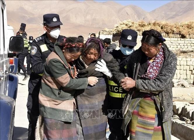 Rescue teams assist injured individuals following the earthquake in Dingri, Xigaze city, Tibet Autonomous Region (China) on January 7, 2025. (Photo: Xinhua/VNA)