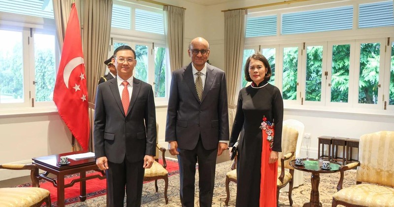 Newly-appointed Vietnamese Ambassador to Singapore Tran Phuoc Anh (L) and his spouse take a photo with Singaporean President Tharman Shanmugaratnam. (Photo: VNA)