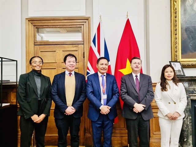 Vietnamese Ambassador to the UK Do Minh Hung (centre) and Minister of State at the Department for Business and Trade Douglas Alexander (second, from right) at a recent meeting in London. (Photo: VNA)