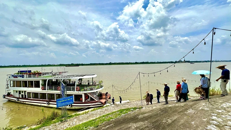 The infrastructure of the river wharfs is still rudimentary, which is a major obstacle to Red River tourism. 